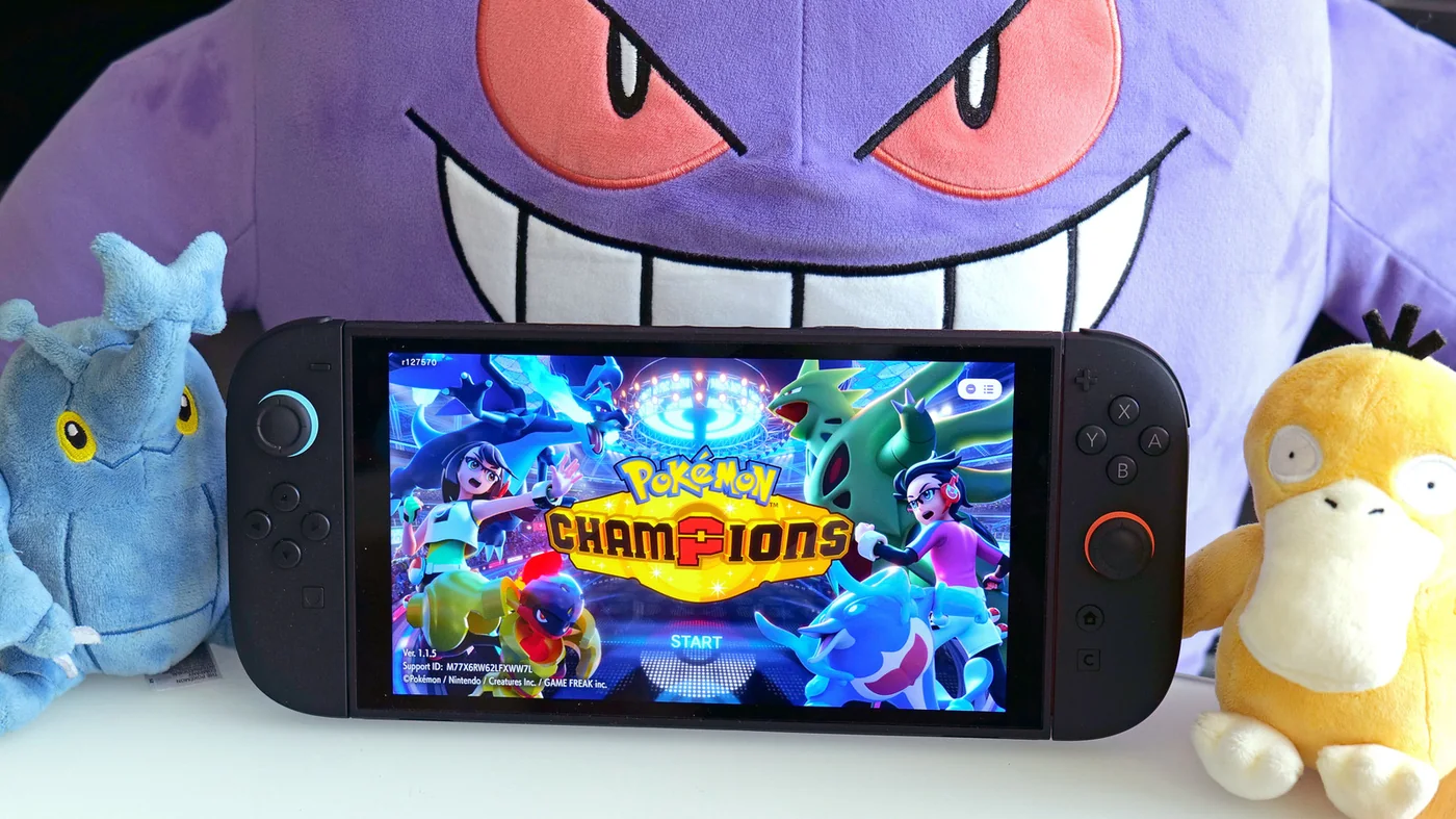 Pokémon Champions numa Nintendo Switch 2 rodeada por peluches Pokémon